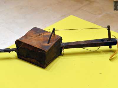 ...e un particolare tipo di strumento musicale in legno e cuoio, simile ad una chitarra, probabilmente di origine orientale
